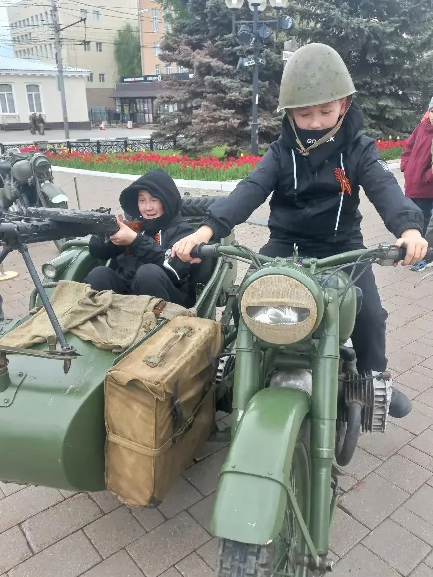 Александр и Илья Дементьевы, ученики 4 «Б» класса, вместе с родными приняли участие в патриотическом