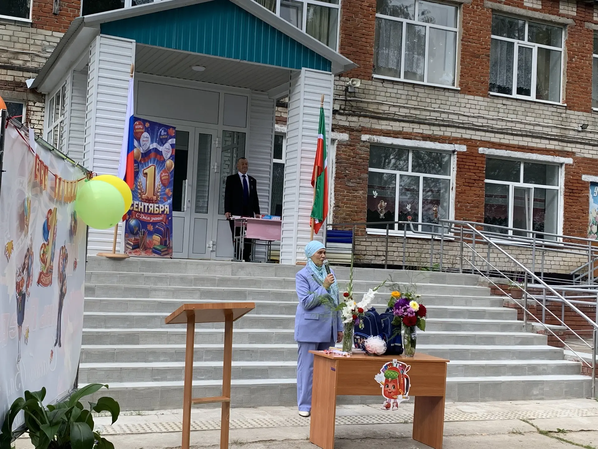 В школе прошла традиционная торжественная линейка, посвященная Дню знаний. Первый звоно...
