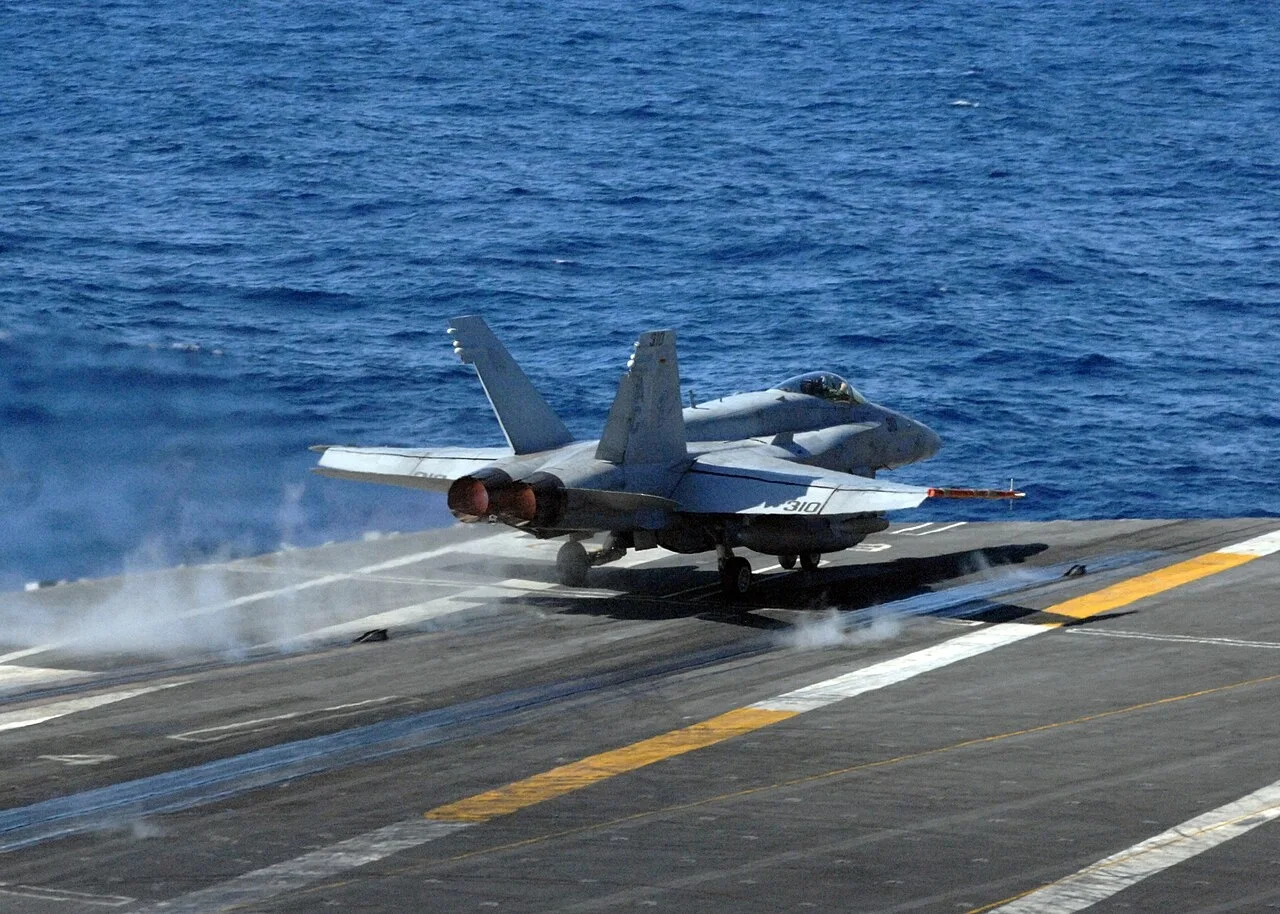 Инцидент произошёл во время посадки истребителя F/A-18 Super Hornet на палубу атомного ...