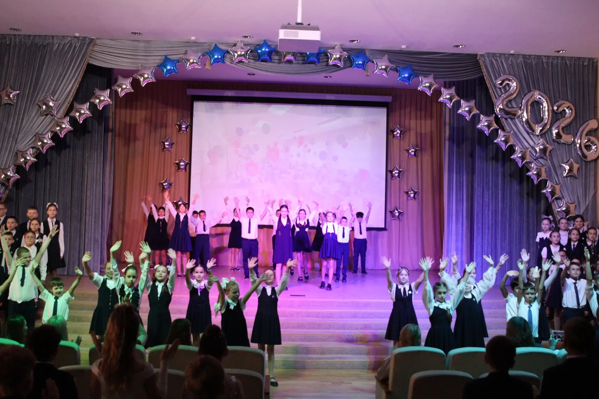 🛎️ Последний звонок для выпускников начальной школы  🎉 Для четвертых классов гимназии прозвенел посл