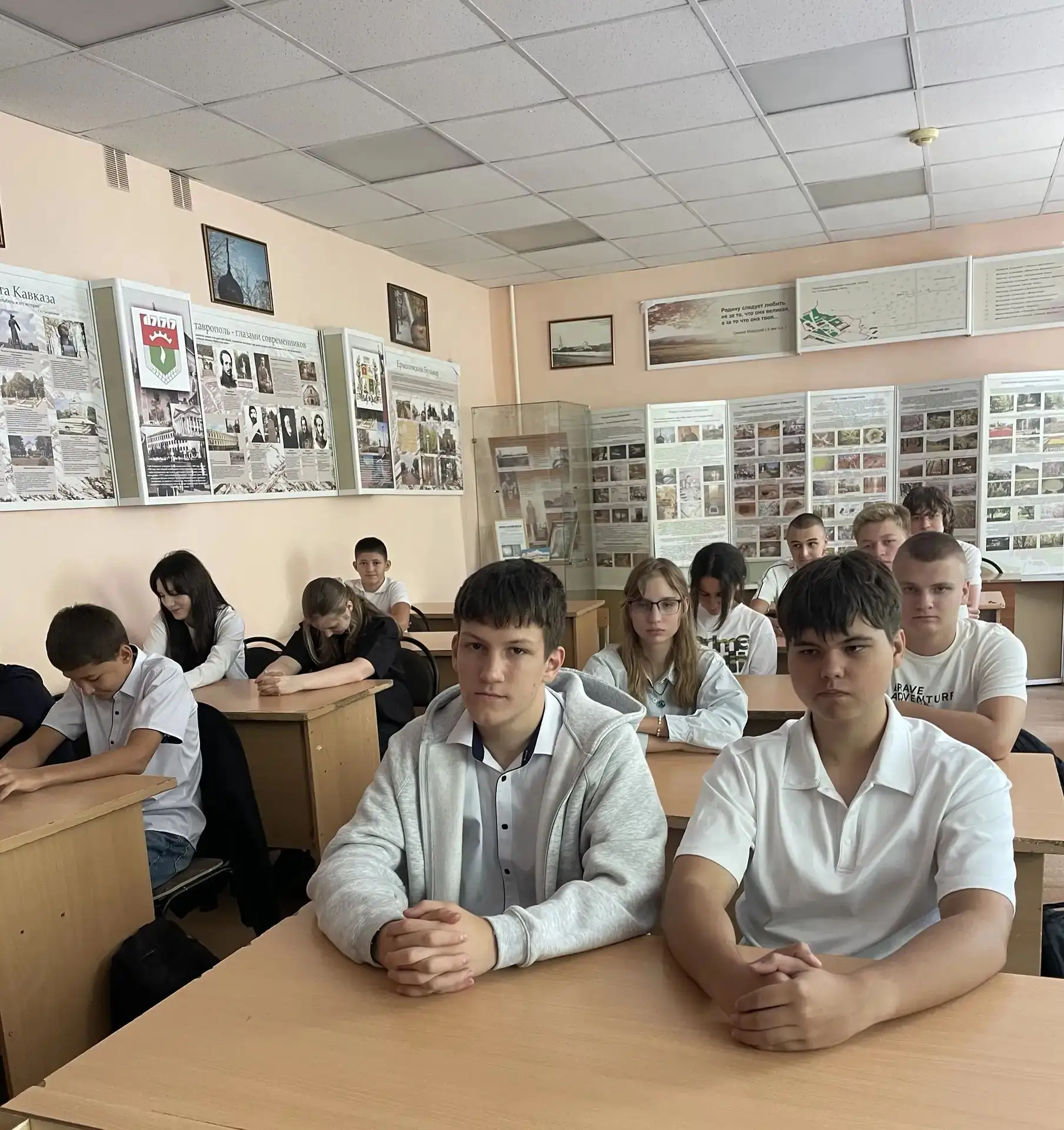 Понедельник в нашей школе традиционно начался с поднятия Государственного флага РФ и ис...