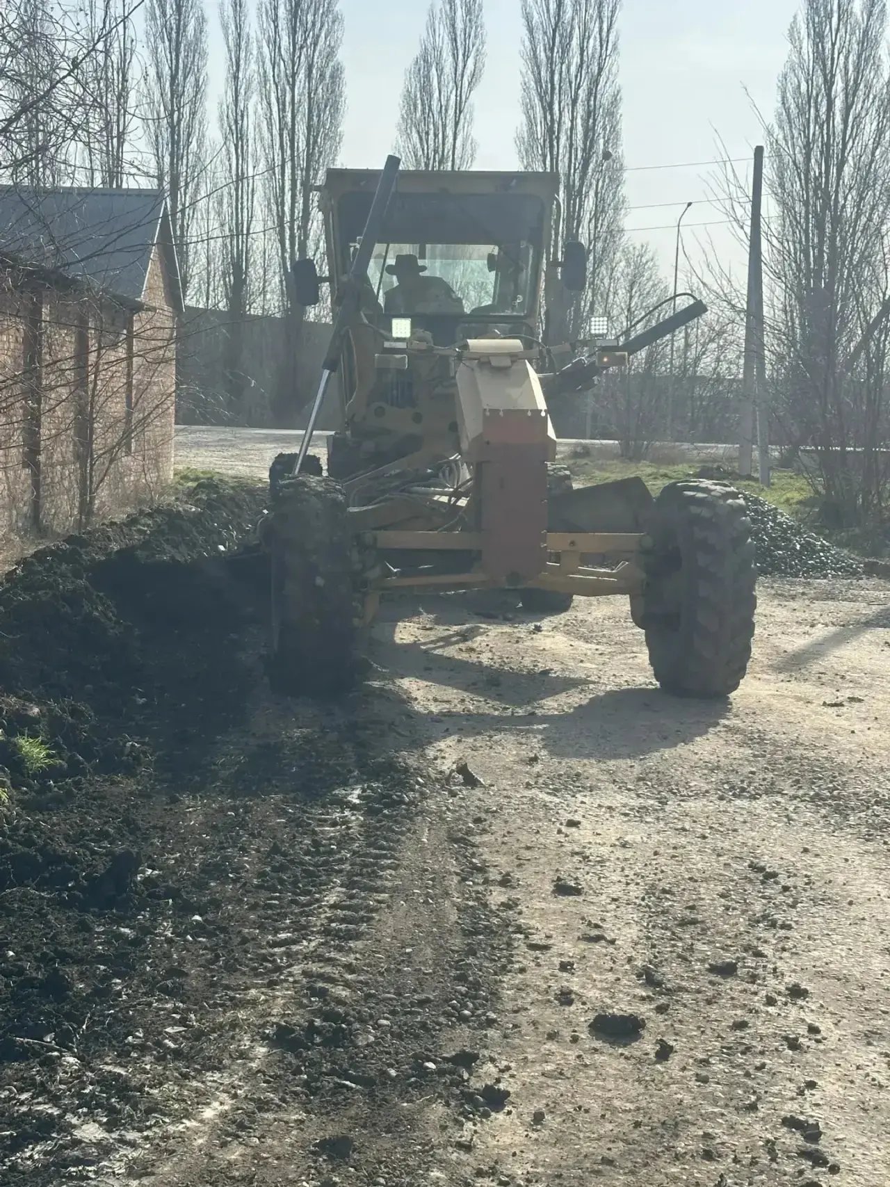 В микрорайоне Северном станицы Новотитаровской ведутся работы по грейдированию дороги. 🚜