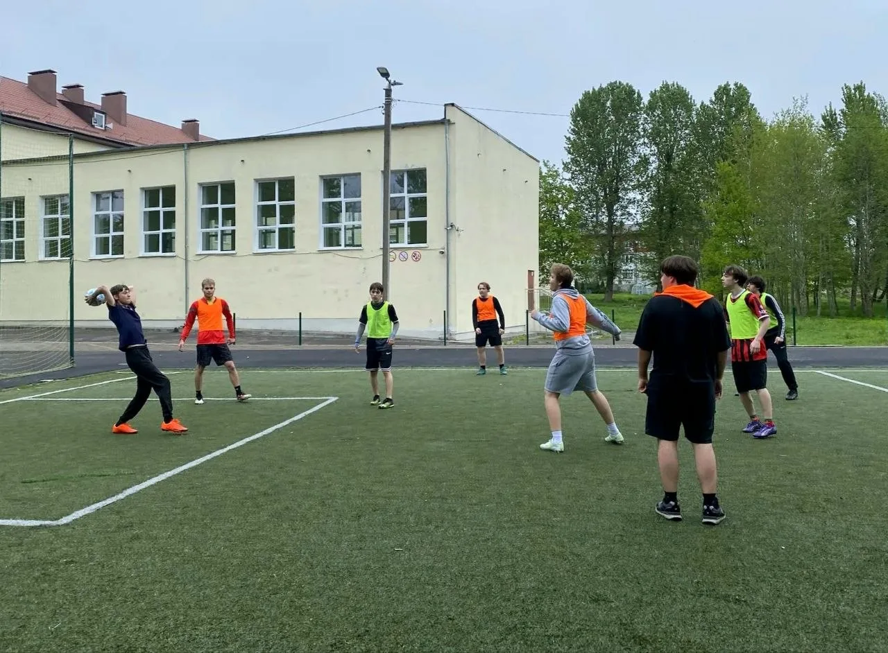 ⚽️ Выпускники снова в игре! Футбол среди 9-х классов!  Сегодня на школьном поле было по-настоящему ж