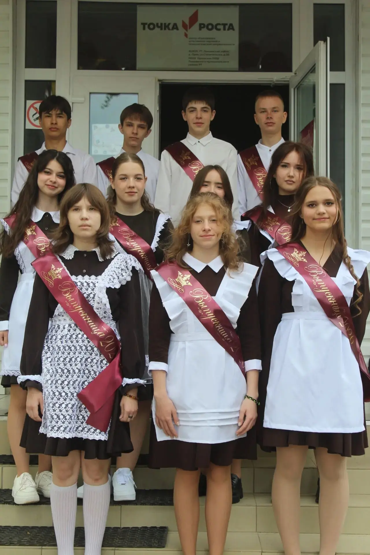 Волнение. Улыбки. Слезы радости. Объятия друзей. Звон