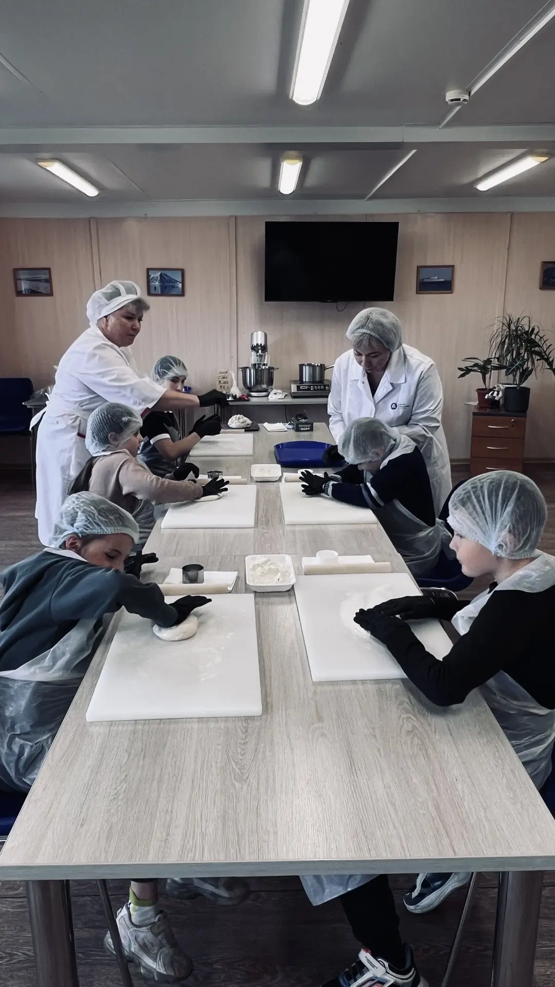 Вчера наша столовая превратилась в настоящую кулинарную школу. Для детей сотрудников предприятия мы 