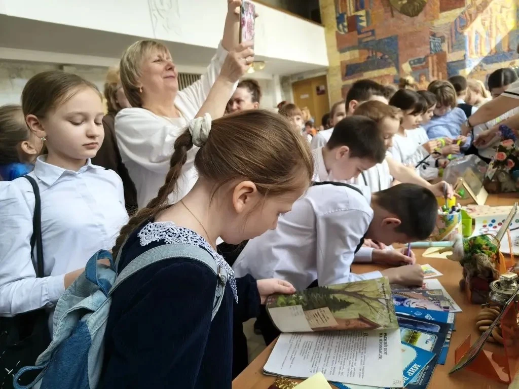 Сегодня для учеников 1-4 классов был проведен праздник открытия Недели детской книги в театрально-ко