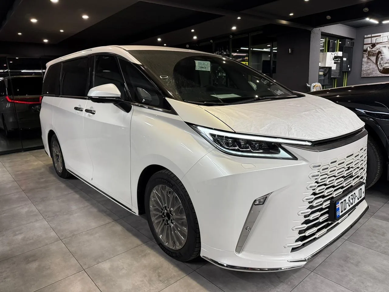 Lexus LM 350h 4WD CVT Business 2.5 гибрид 2025 (белый на черном)
