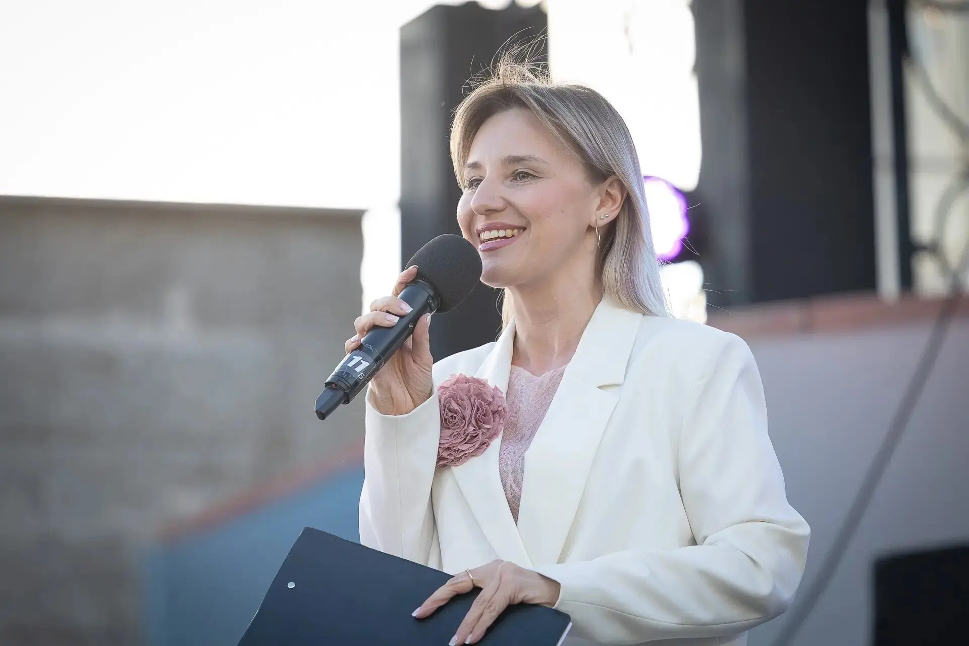 Сегодня с днём рождения мы поздравляем прекрасную ведущую, солистку с чудесным голосом ...