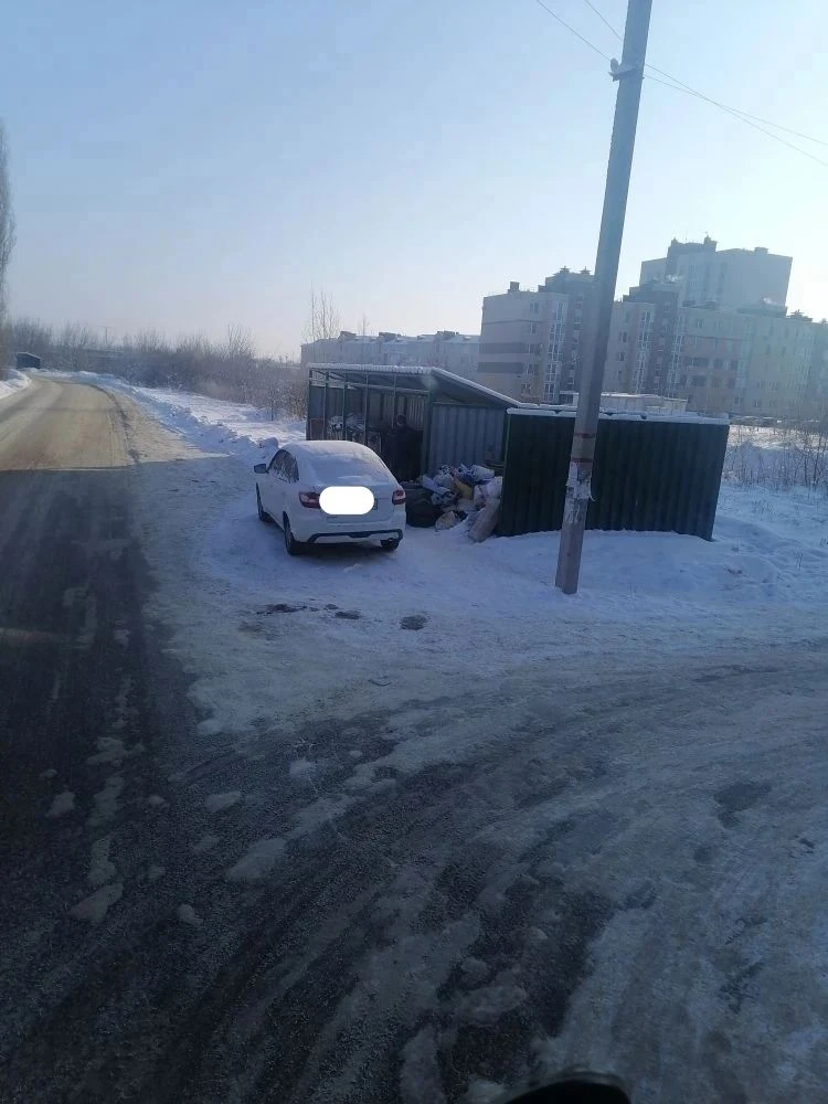 Обслуживая контейнерные площадки экипажи регионального оператора по обращению с ТКО еже...