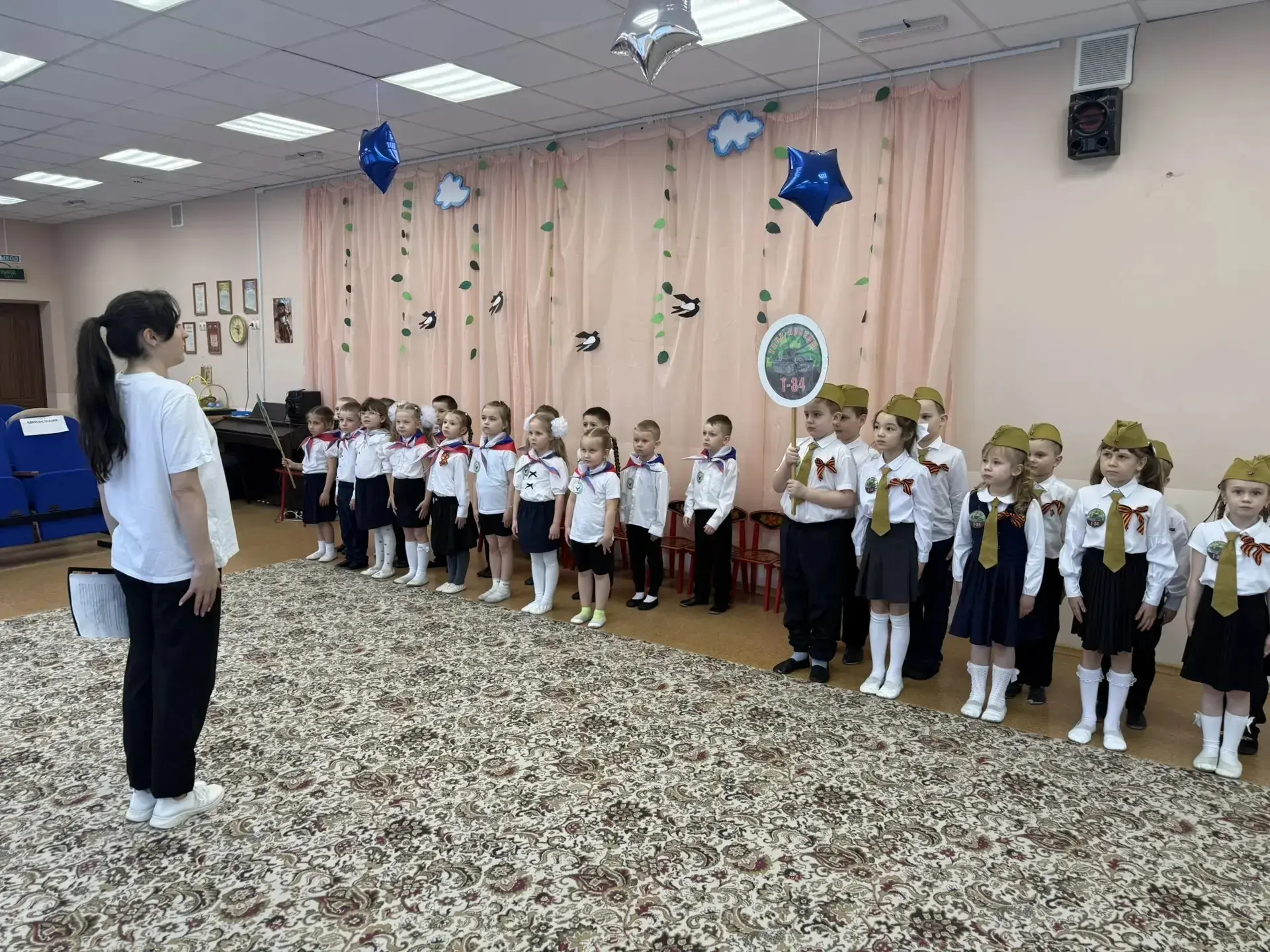 В старших и подготовительных группах дошкольного отделения «Калинка» прошёл смотр строя и песни, пос