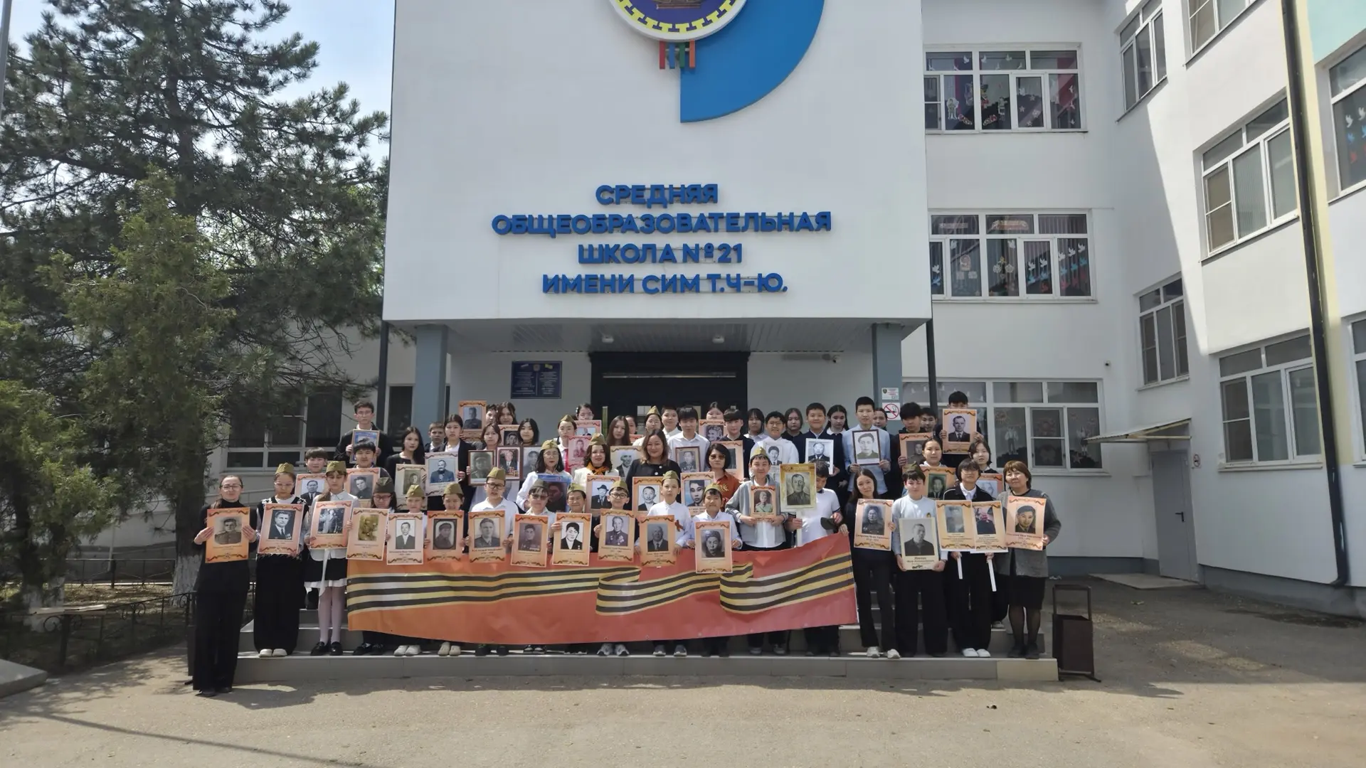 🕊️ «Бессмертный полк»: наша школа хранит память!  В этом году наша школа с гордостью и трепетом прис
