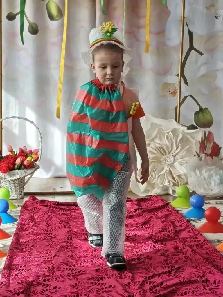 В МОУ «СОШ имени А.П. Чехова» корпус 3-10 прошел яркий и необычный праздник — показ моды на тему: «В