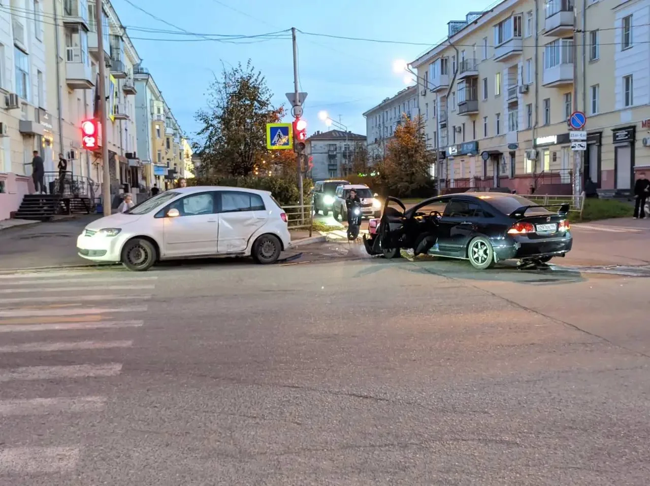 🚨 Две машины столкнулись на Вязовской и Карла Маркса