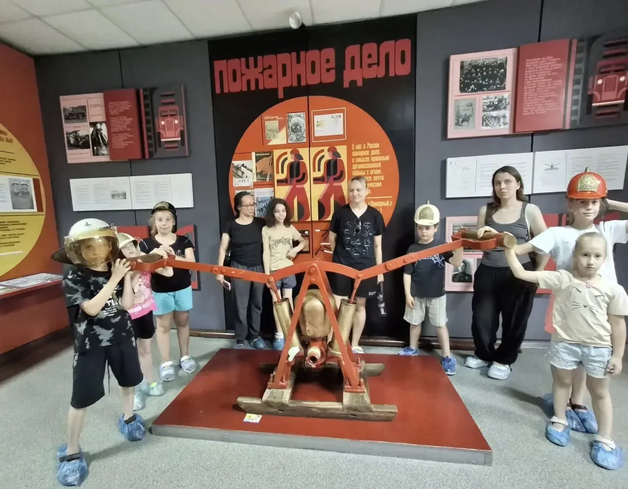 ☀️🐰 В рамках летнего лагеря «Солнечный зайчик» наши получатели социальных услуг посетили музей МЧС.