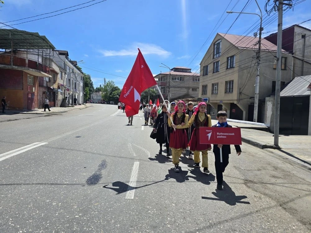 🔥 Парад наследников Победы объединил 5000 Первых!  На площади им. Ленина прошёл масштабный парад Дви