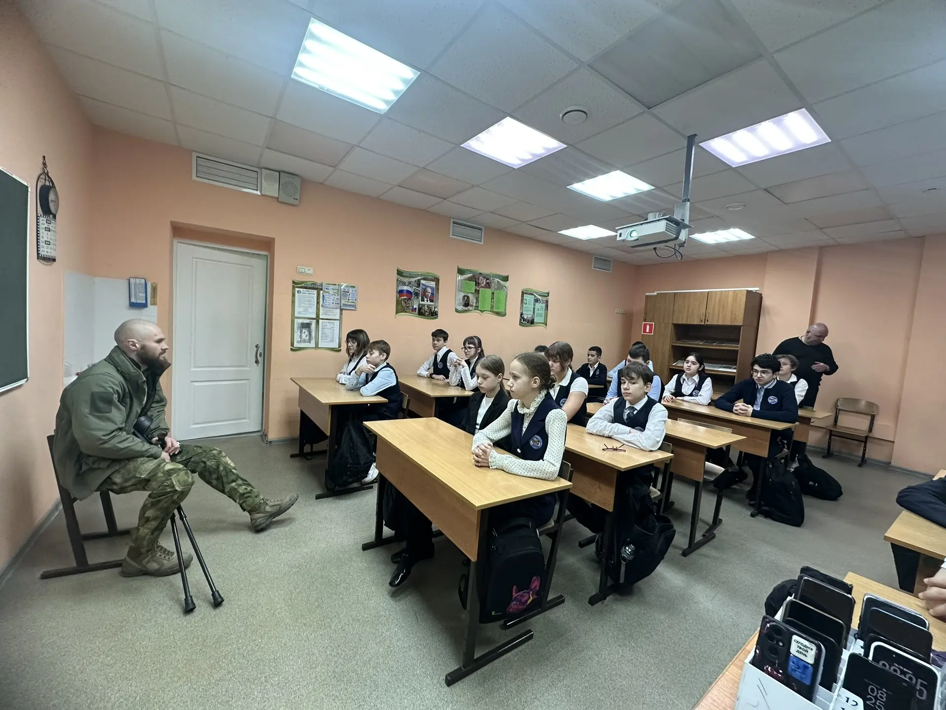 Новая учебная неделя началась с традиционной линейки, прослушивания и исполнения государственного ги