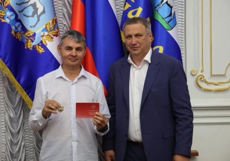 ✅ Глава Самары Иван Носков вручил десять знаков отличия «За безаварийную работу» водителям ТТУ

— Уп