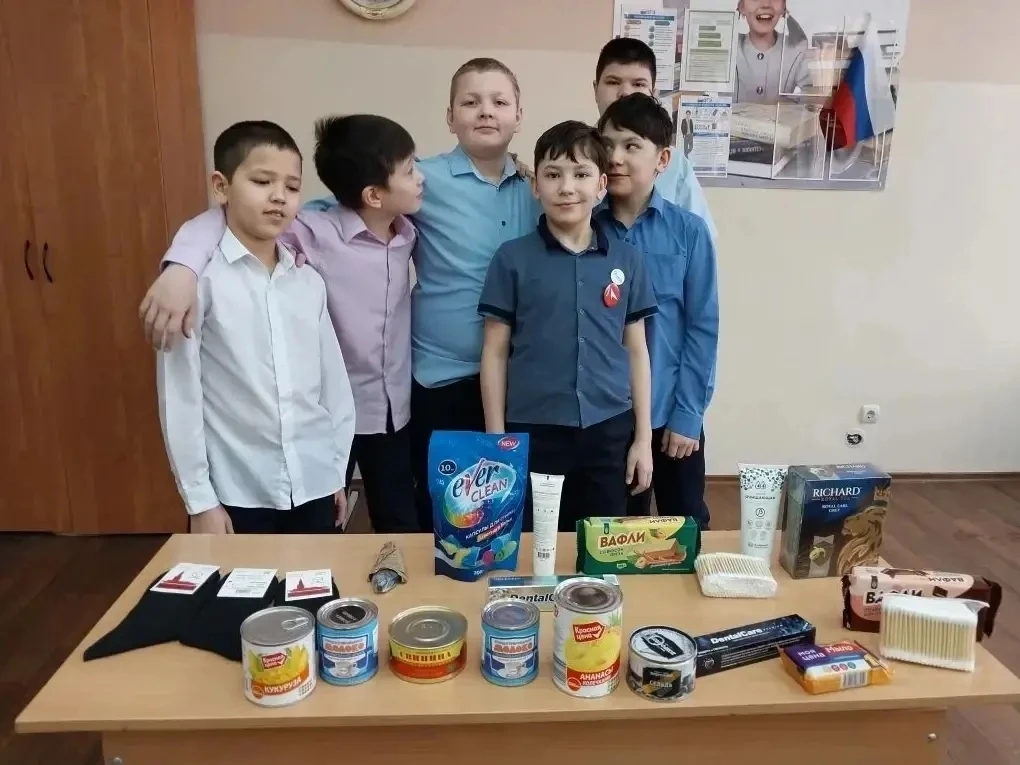 В рамках месячника оборонно-массовой и спортивной работы в нашей школе прошёл большой сбор гуманитар