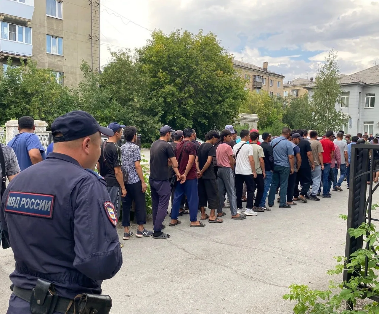 В России планируют внедрить биометрический контроль на въезд для мигрантов.