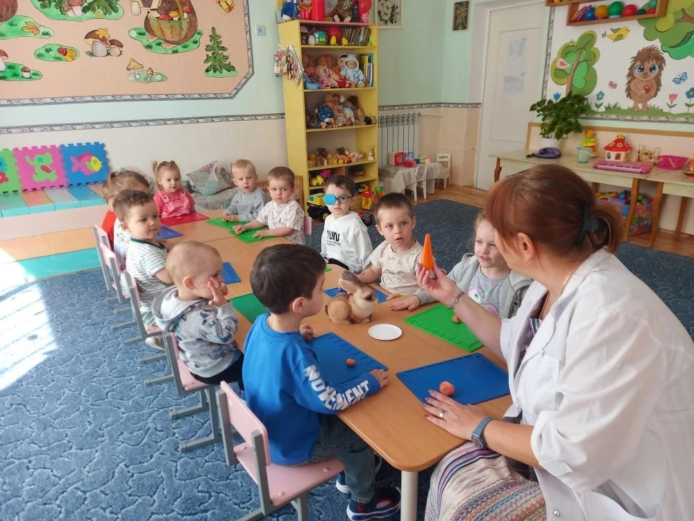 🐰 В гости к малышам пришла Мама Зайчиха!