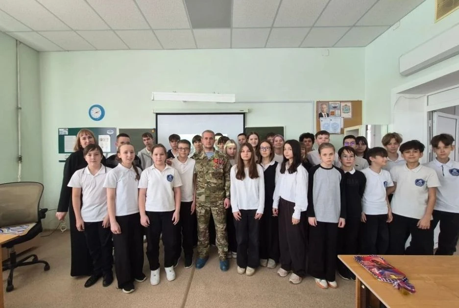 🇷🇺В 7 «В» классе (кл. рук. Гужова М.В.) состоялась встреча с участником специальной военной операции