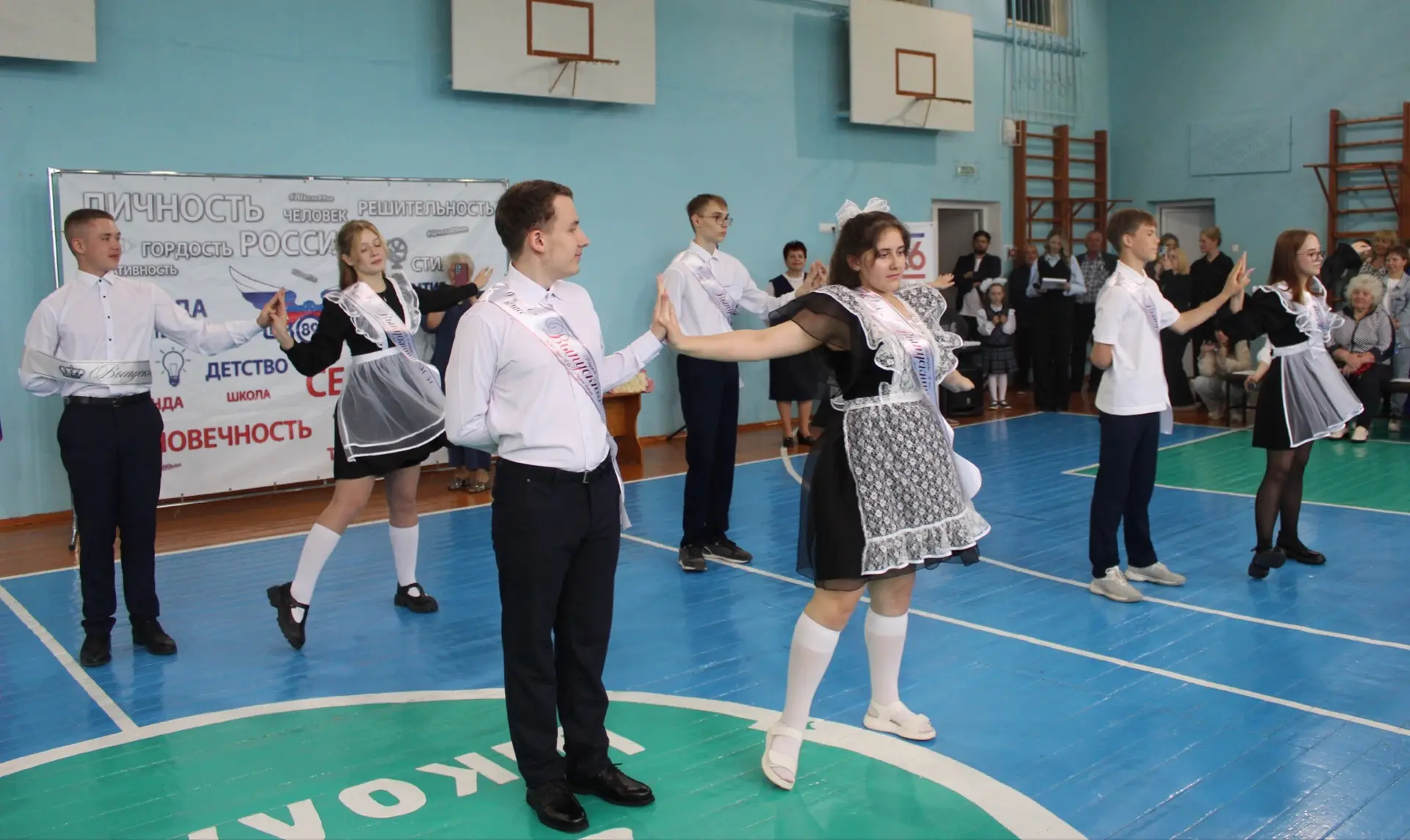 🎓 Вот и отзвенел ваш последний звонок, 9-е классы!

Позади 9 лет уроков, перемен, первой дружбы и т