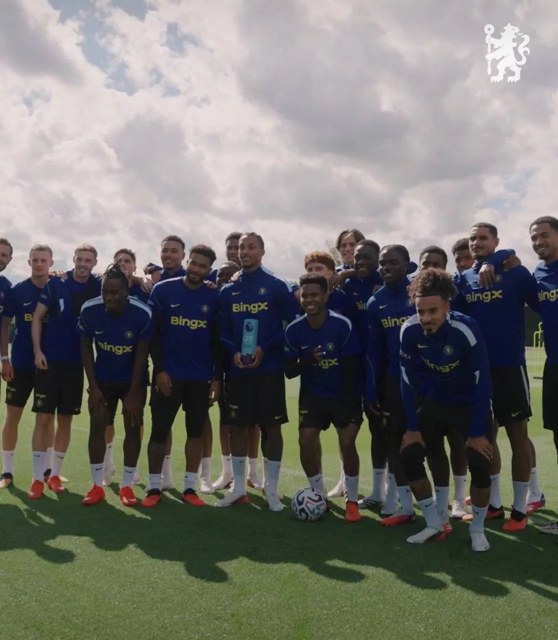 ⚽️ Команда поздравила Жоао с наградой и сфоткалась на память. Друзяшкинсы