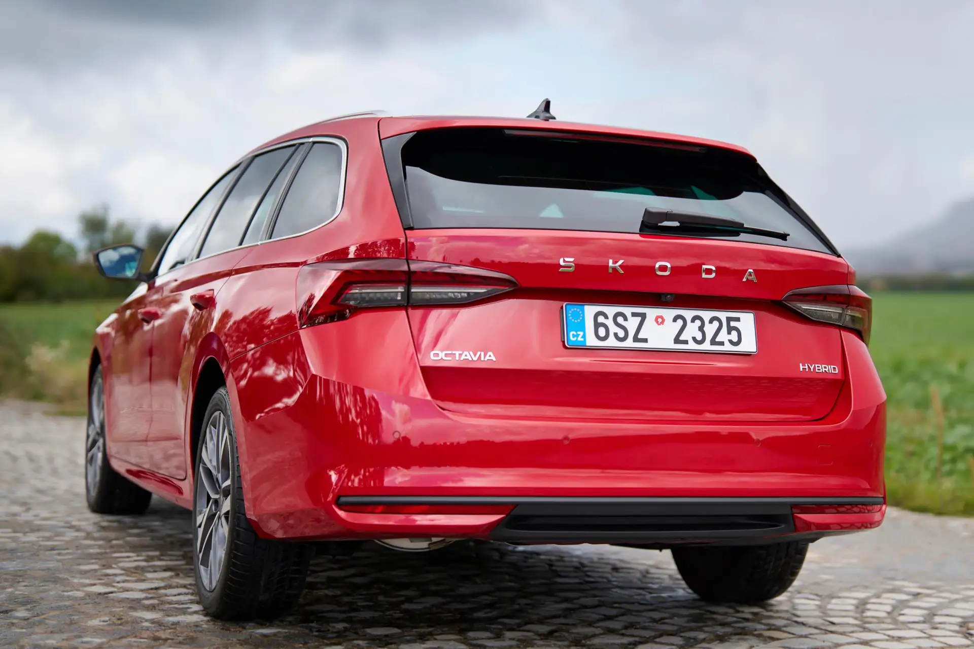 Целых 2 км на электричестве! Skoda Octavia — теперь гибрид