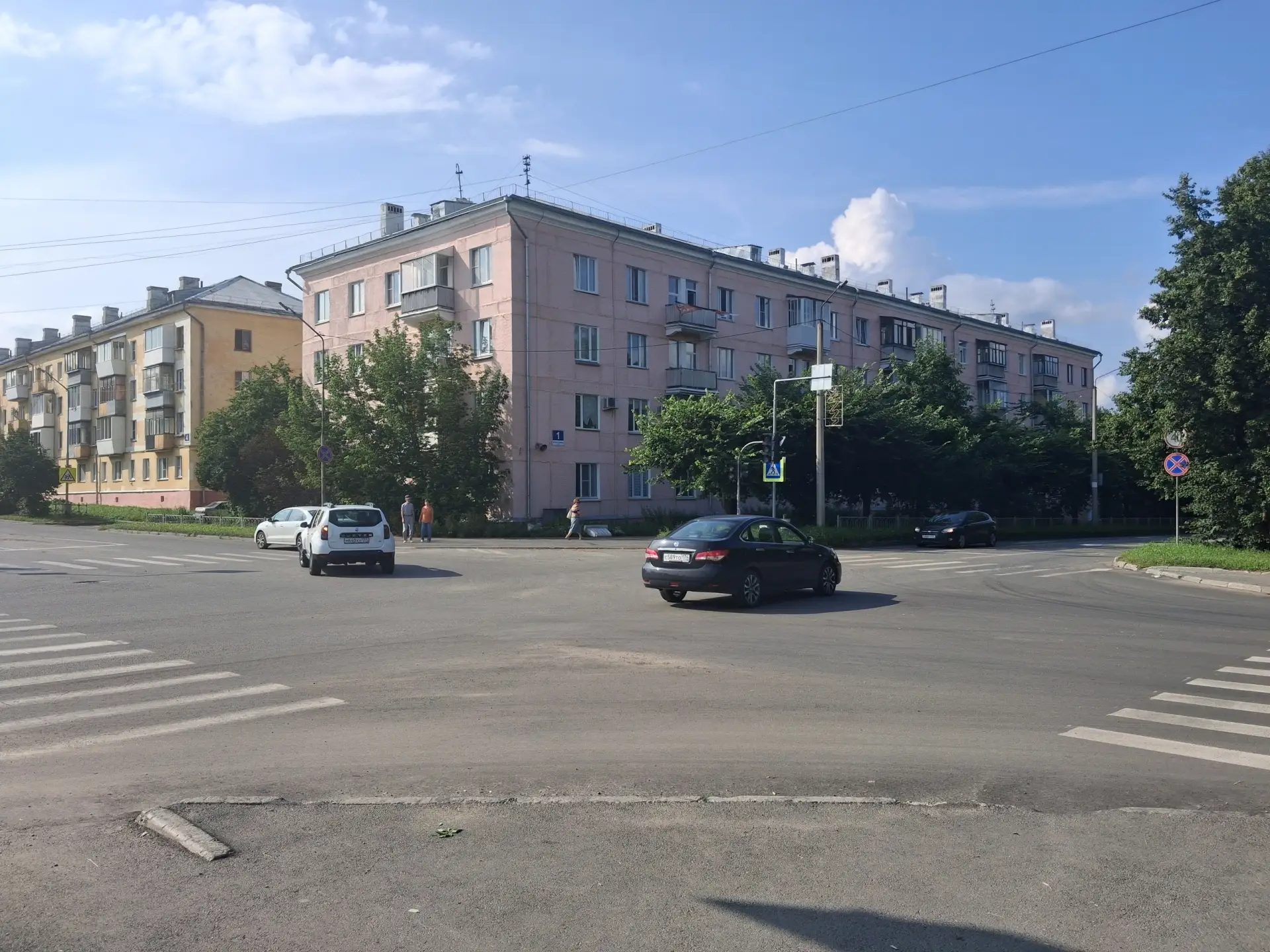 Водители и пешеходы, осторожнее! На перекрёстке 40 лет Октября и Дзержинского не работа...