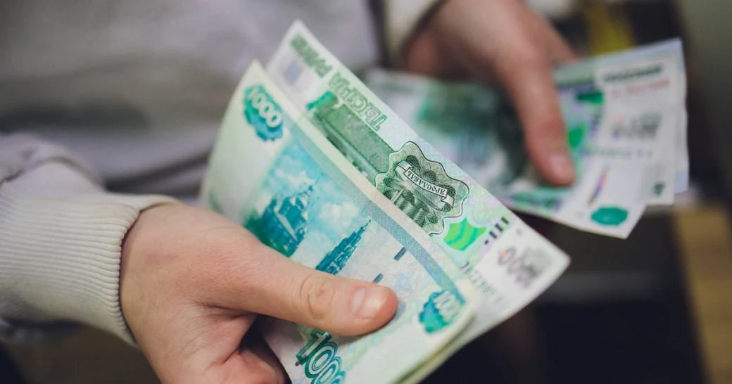 💵 В России резко выросло число покупок за наличные. Сейчас бумажными деньгами оплачивается уже кажд