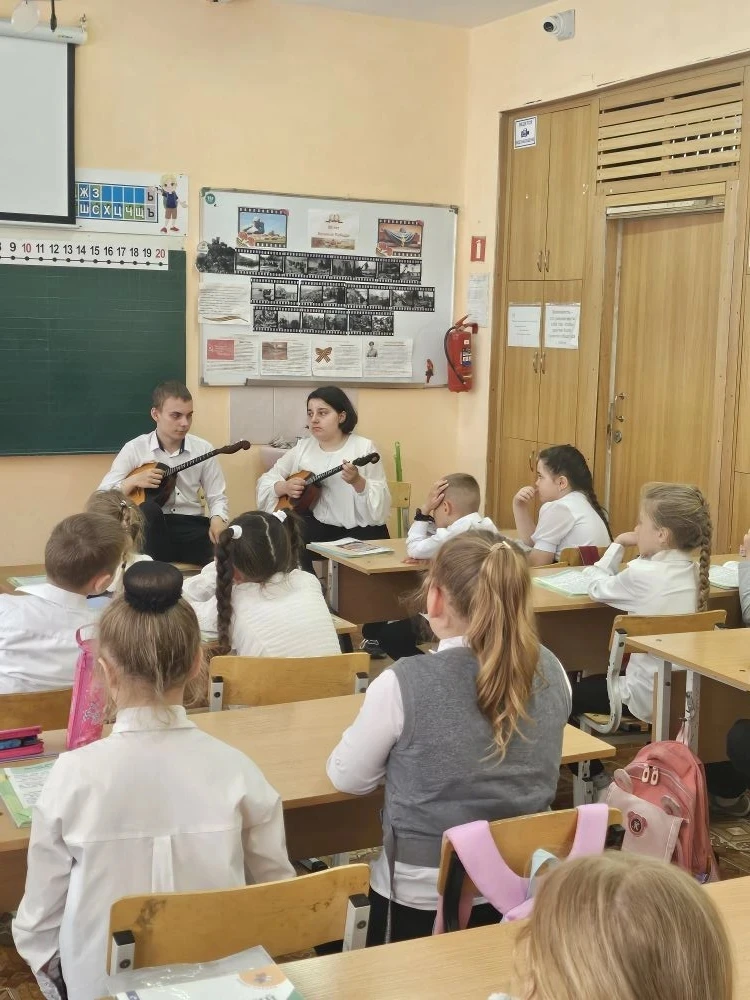 📢18 мая,   в нашем центре преподаватели Детской школы искусств провели  агитационный концерт для реб