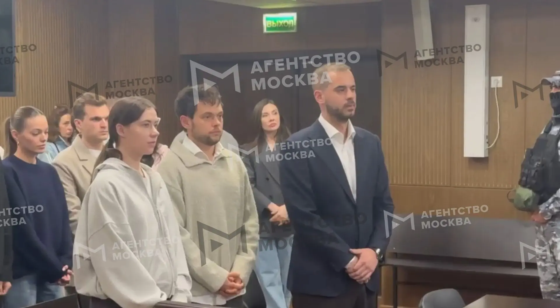 У Александры Митрошиной также конфисковали в доход государства более 115 млн рублей.

Кадры из зала 