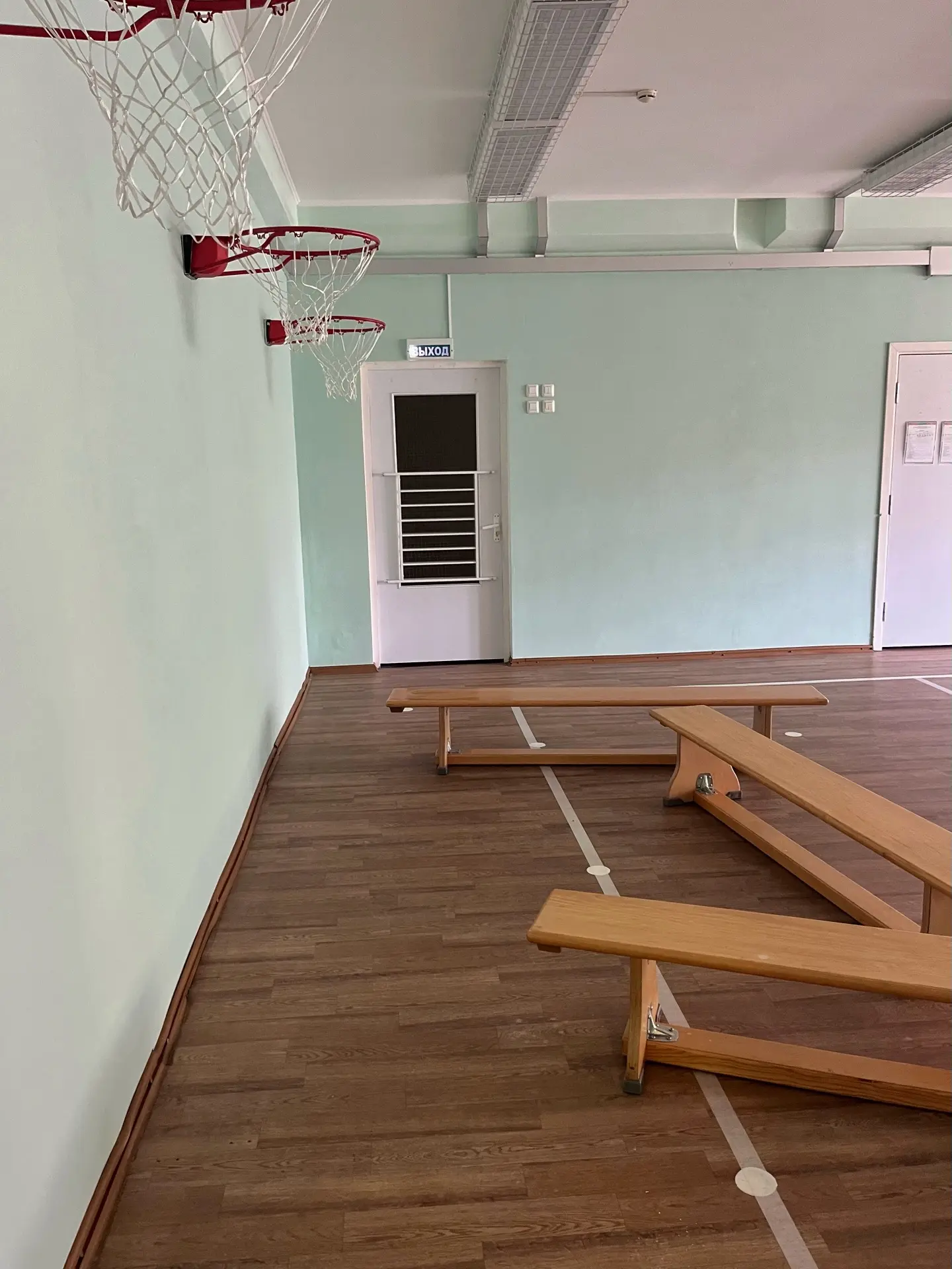 Тишина перед стартом 🔇➡️🏃
Угадайте, где это? 🤔

Правильно! 
Это наш спортивный зал в маленькой шк
