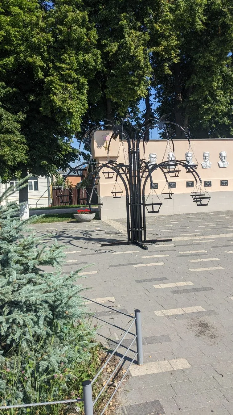 Красивые новые цветочницы в центре города.