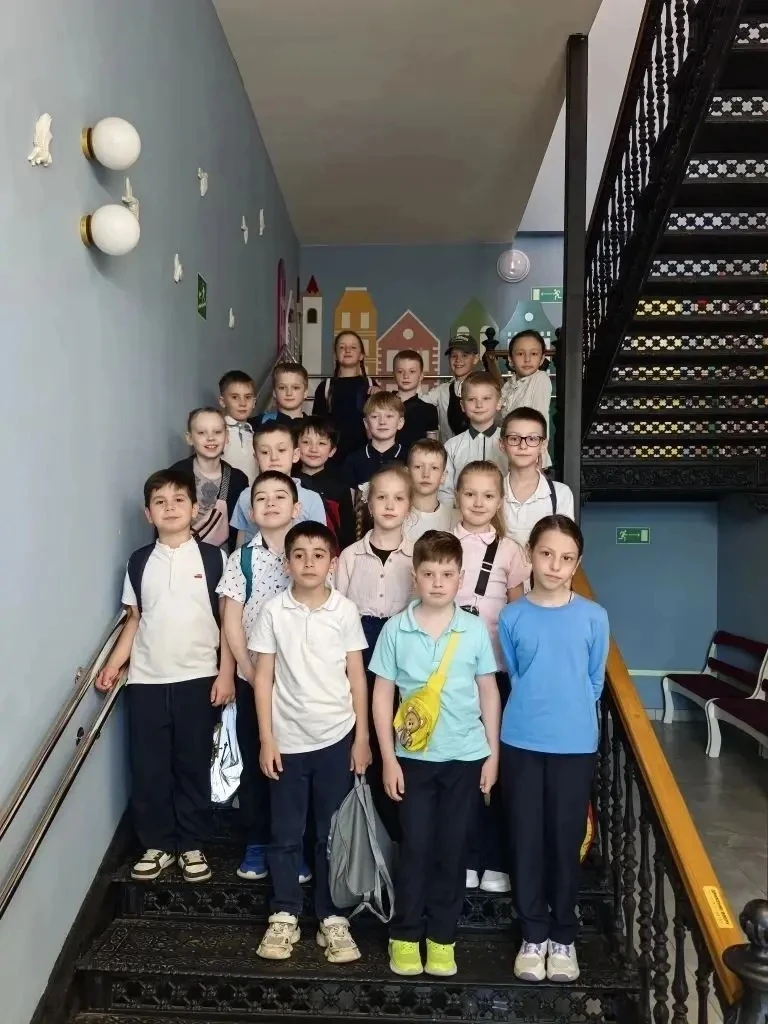 Сегодня, 14.05.26г, 2Е, 2Г и 2Д посетили Кукольный театр. Ребята с классными руководителями и родите