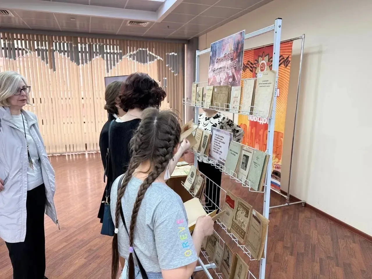 📚 Познавательный час в библиотеке   В преддверии праздника Великой Победы две группы — 12ТиГ(т) и 12