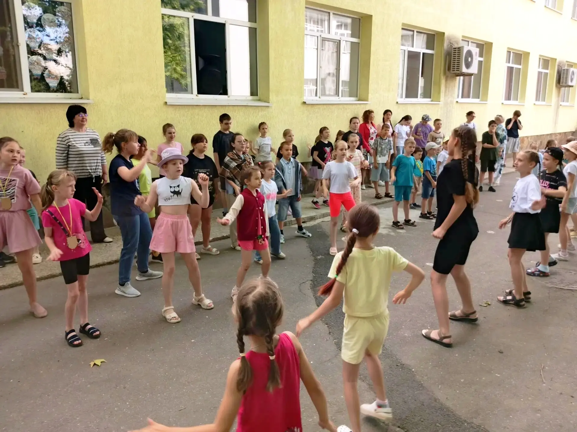 ДЕНЬ 9 «МУЩЫКАЛЬНЫЙ КАЛЕЙДОСКОП»🥁🎷🎤🎼🎧🎹🪗

День начался бодро! Под зажигательные хиты отряды пр