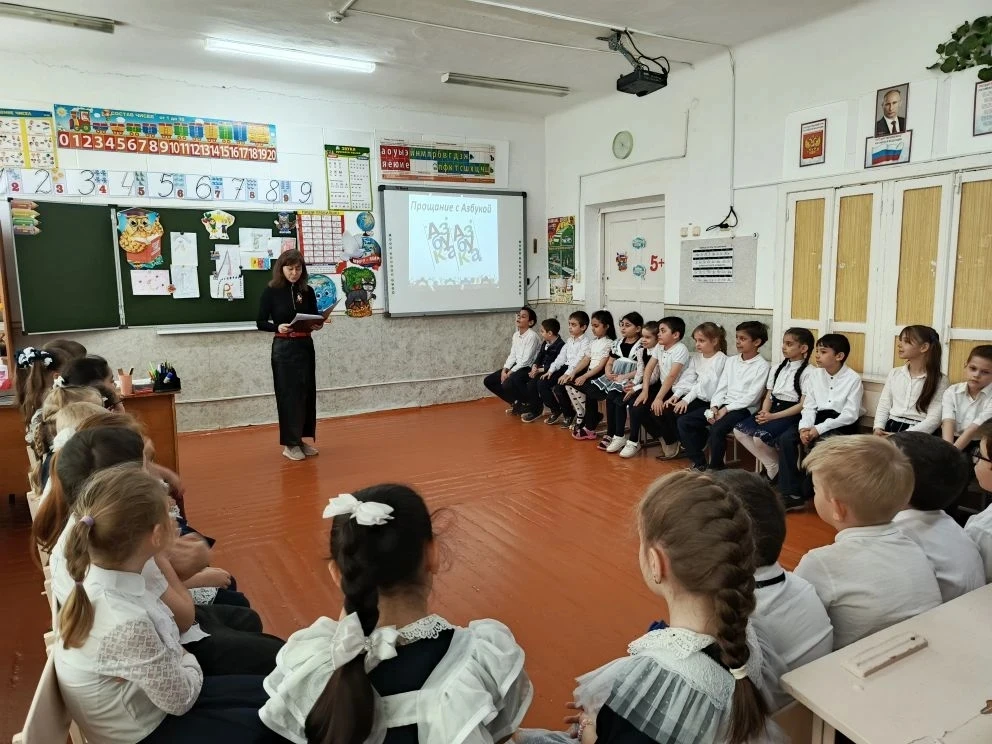 В первых классах прошёл праздник " Прощай, азбука! ". Праздник прошёл в веселой игровой...