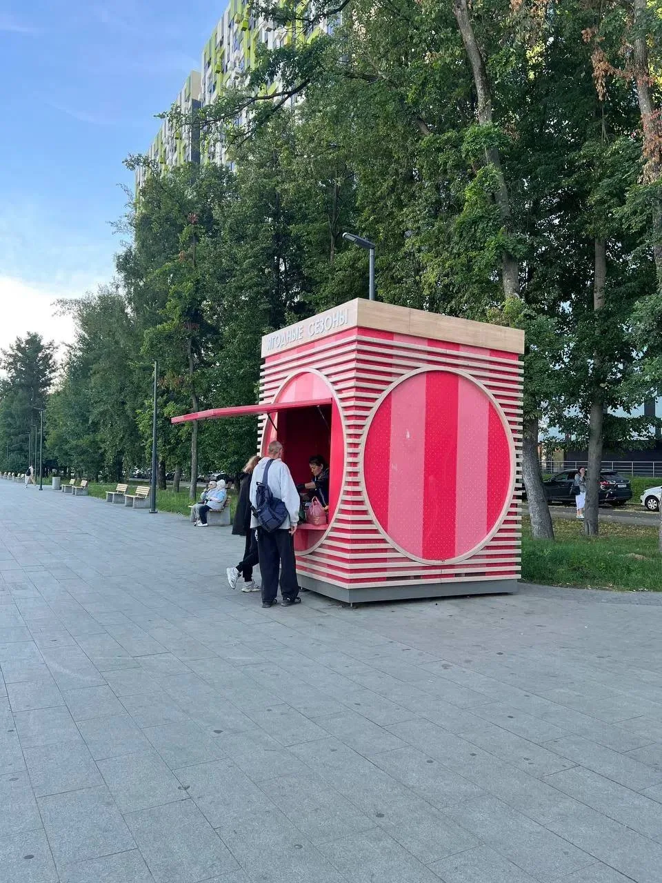 Палатка, которая стоит у «Яхромской».