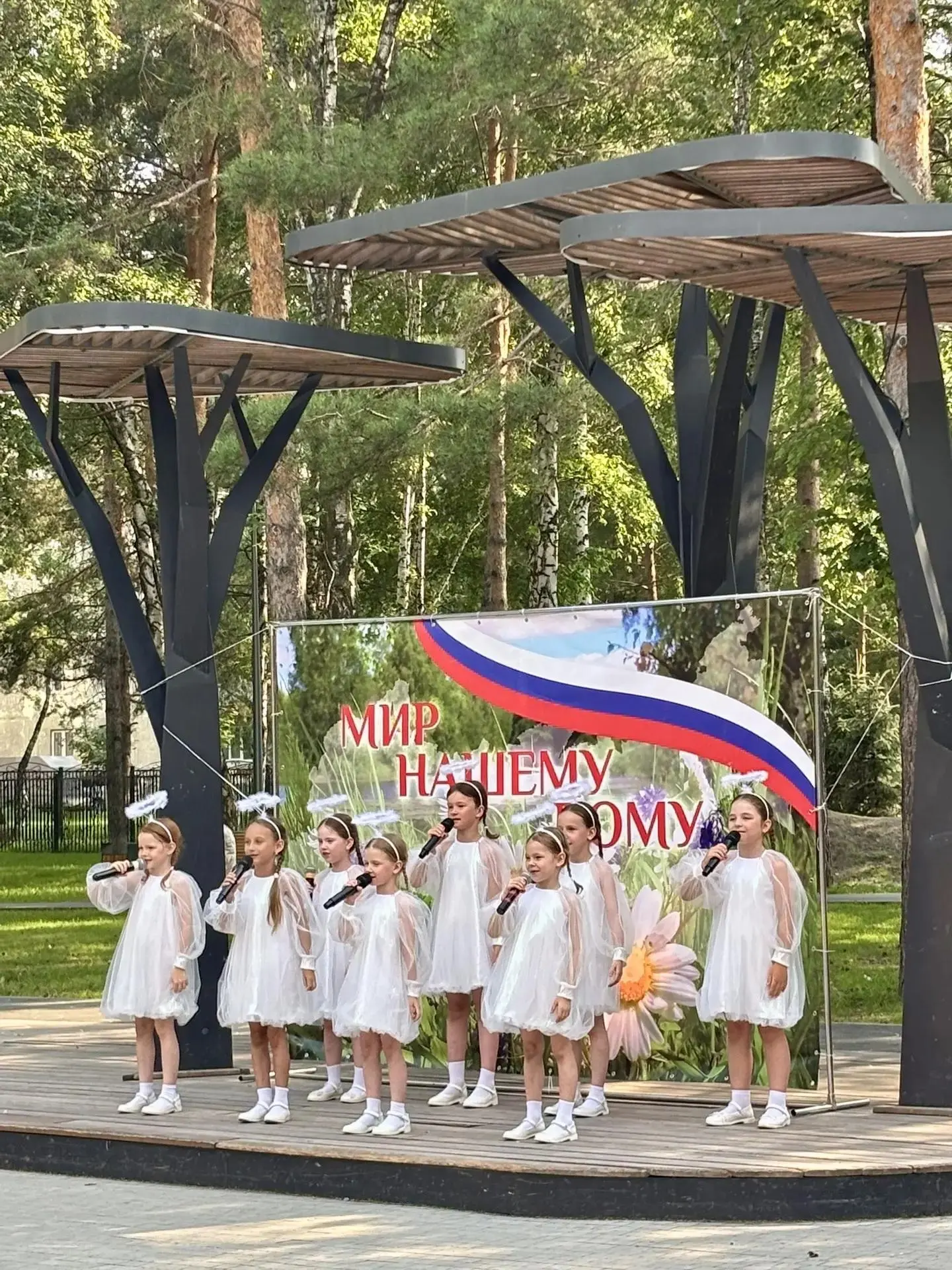 🌼В канун праздника Дня семьи, любви и верности в сквере «Школьный» звучала музыка и гр...