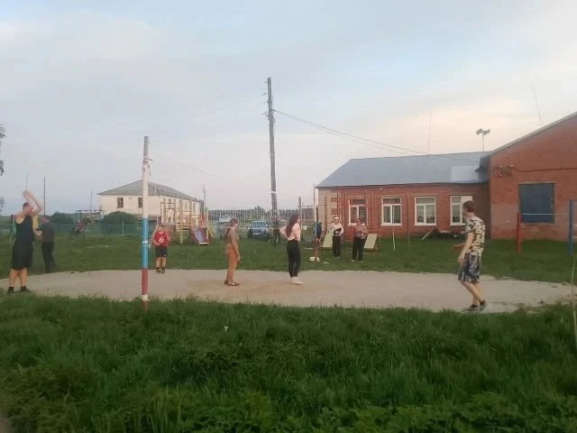 В июньский тёплый вечер ребята вышли на площадку поиграть в волейбол. 
#ЗдоровоеселоБобровское
#Терр