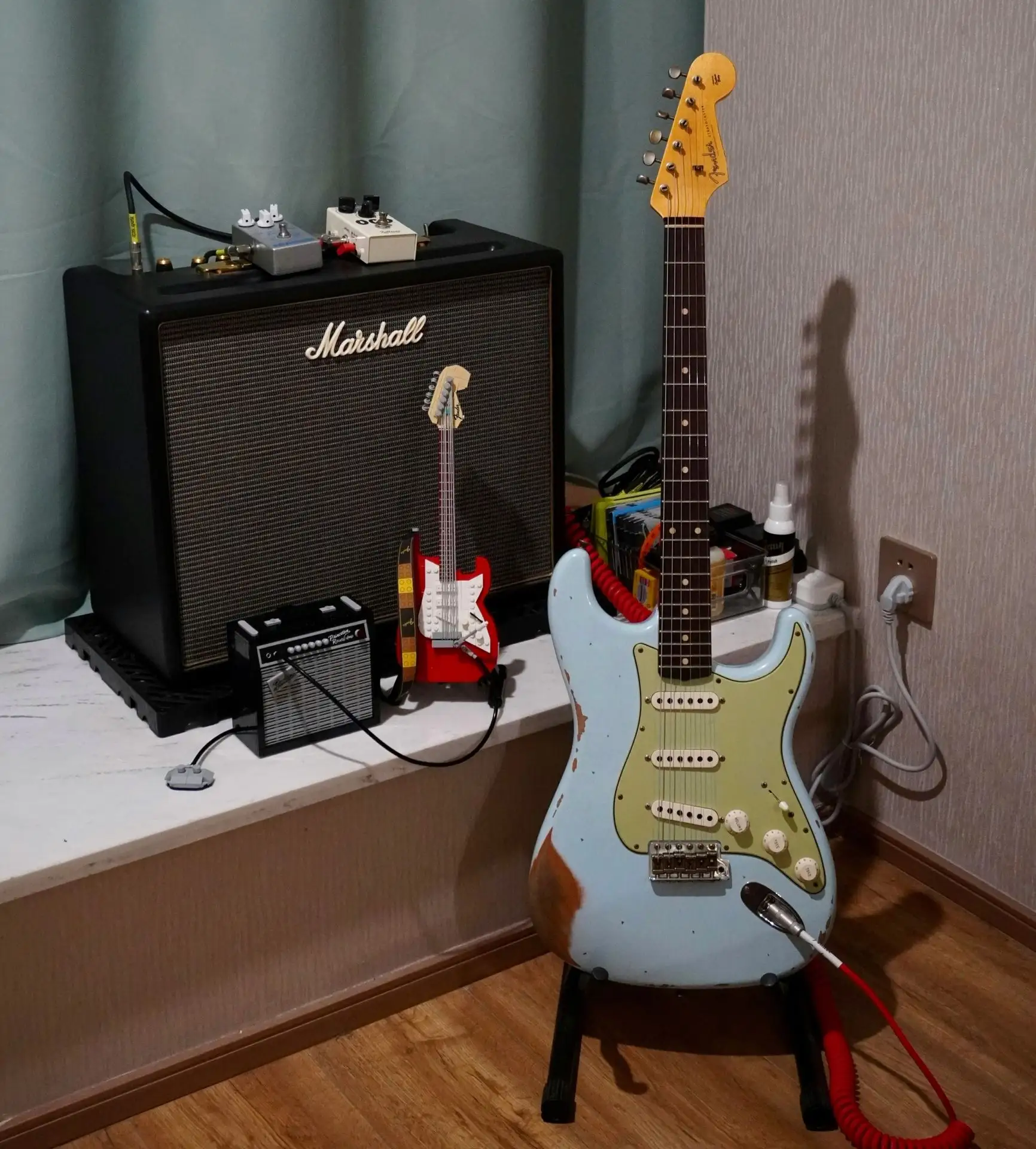 Как вы считаете, что важнее в песне: рифф или текст? 🎸