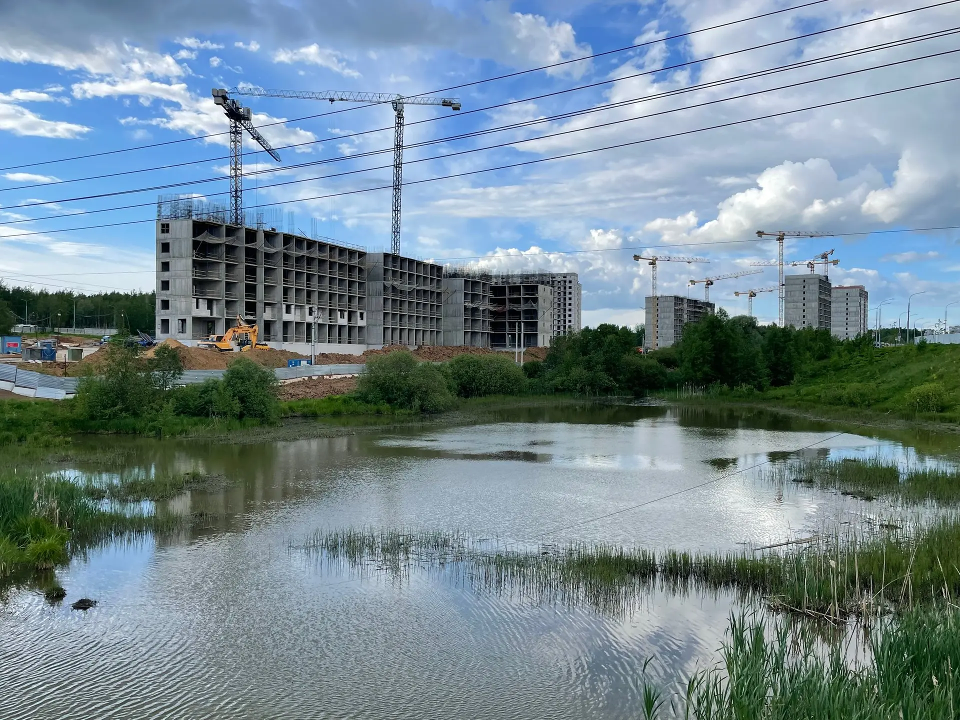 👉 Вот так сейчас выглядит наш жилой комплекс со стороны.
