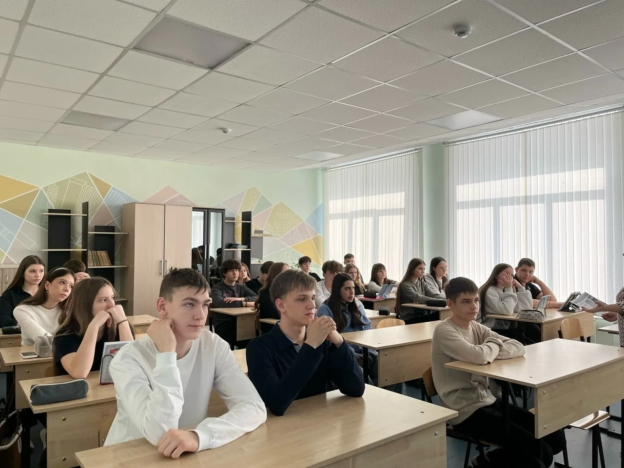 🇷🇺РАЗГОВОРЫ О ВАЖНОМ🇷🇺 Утро понедельника 02 марта 2026 года в школе традиционно началось торжественн