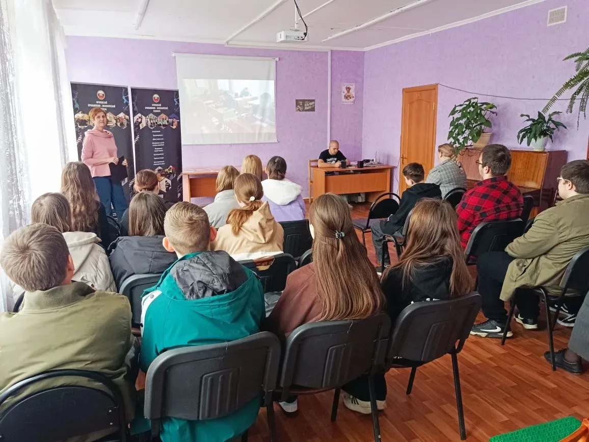 Учащиеся 8–10 классов МОУ "Ветютневская СШ" побывали во Фроловском промышленно-экономич...