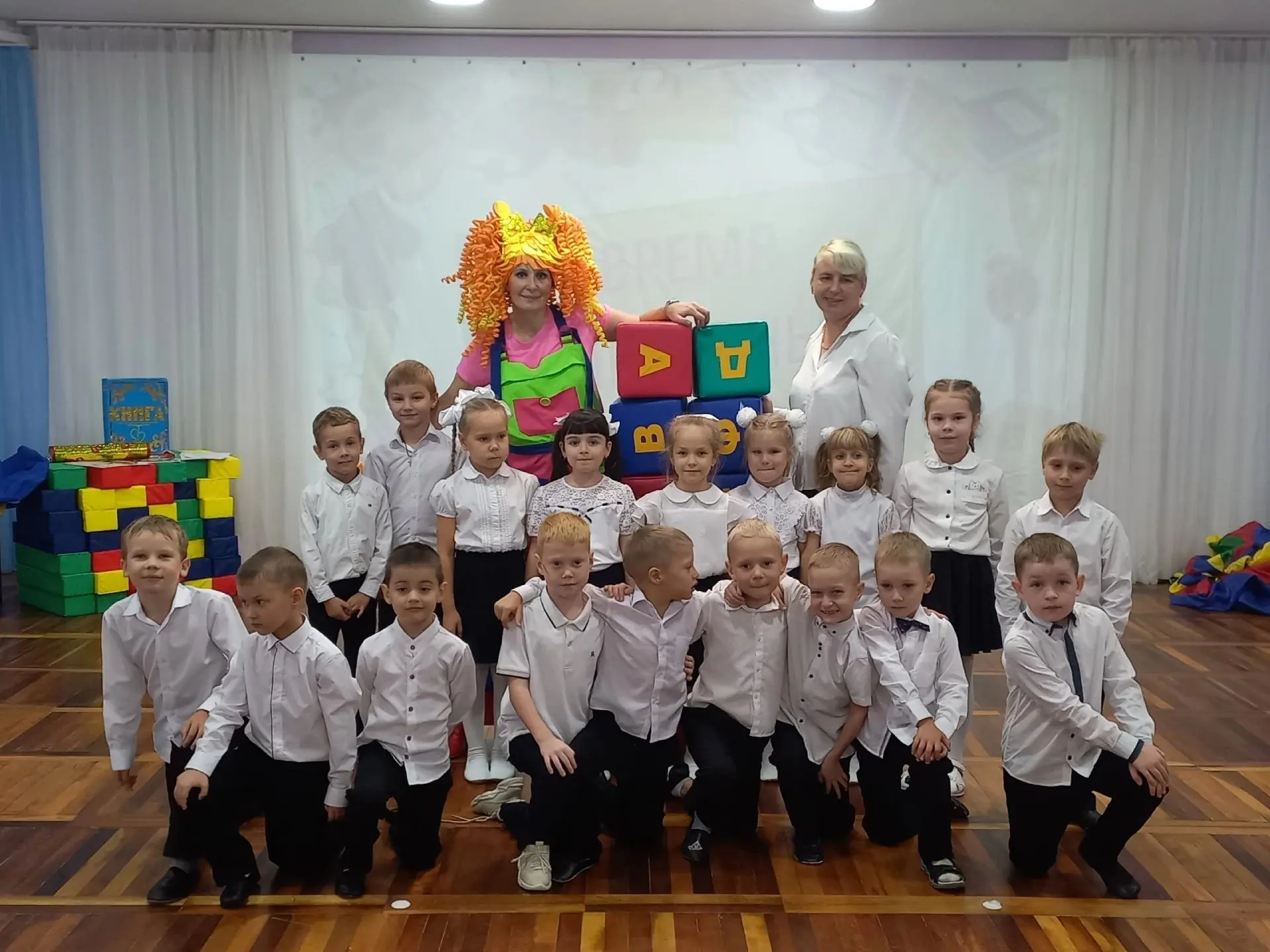 По Родине нашей День знаний идёт.