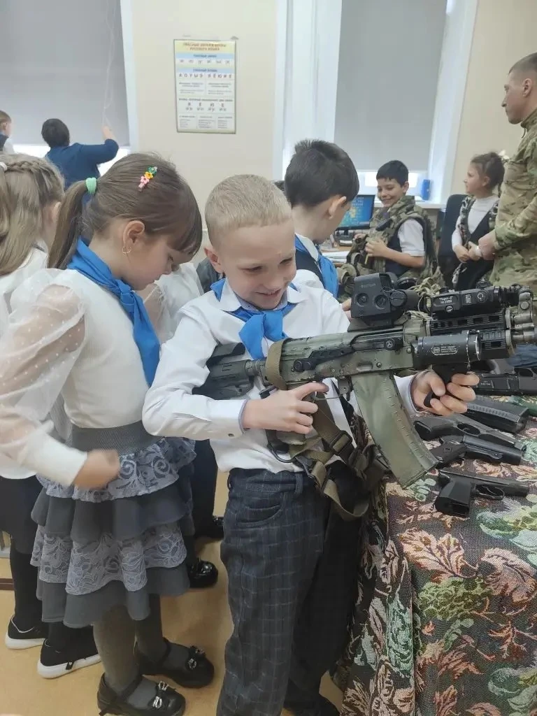 Сегодня во втором корпусе прошёл урок Мужества!  На встречу с ребятами пришли сослуживцы Андрея Коса