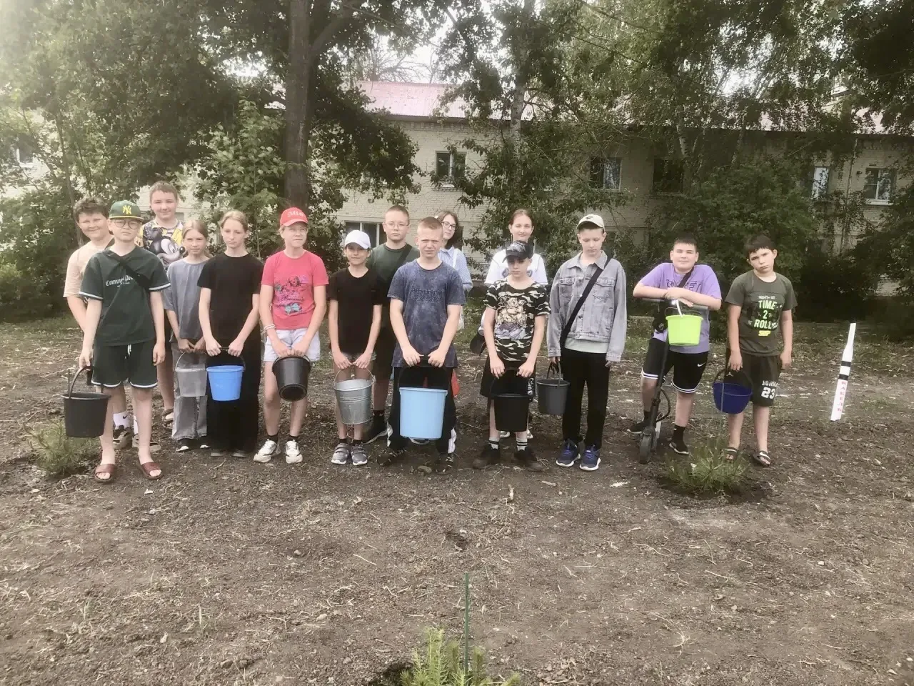 🌲 ЗАБОТА О ПРИРОДЕ 🌲

Сегодня на трудовой практике ребята из 6-х классов занимались важным и благо