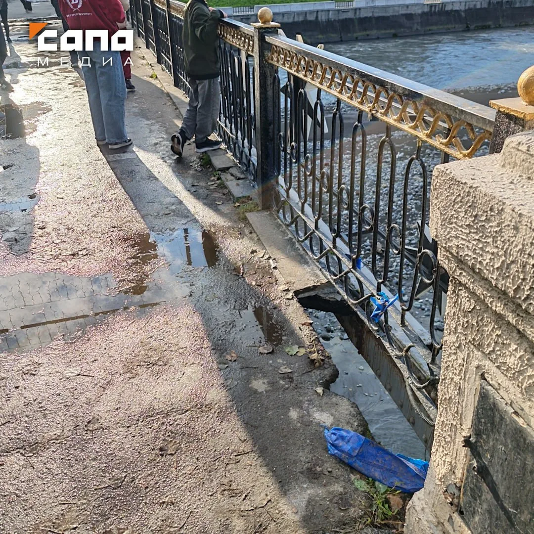 На мосту Кладки во Владикавказе заделают дыру в дорожном покрытии