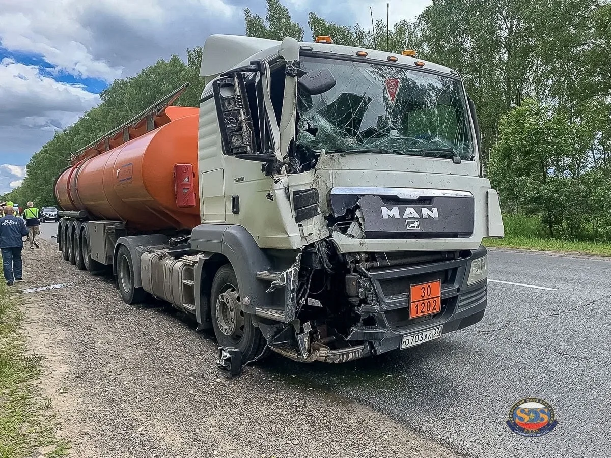 На трассе М-7 под Камешково столкнулись бензовоз и трактор